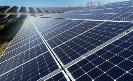 Placas solares instaladas en el tejado de una vivienda en Granada por Fotovoltaica Ecoglobal